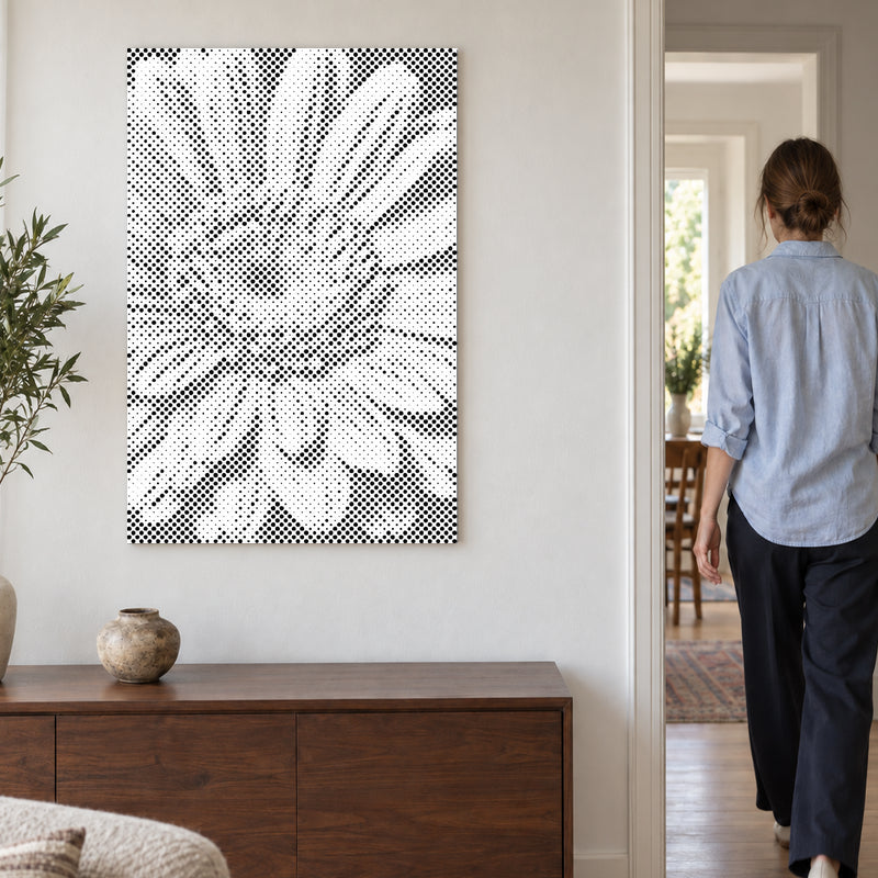 Prikmaleriet “Gerbera blomst”, på en lys væg med en person på vej gennem døren ved siden af.