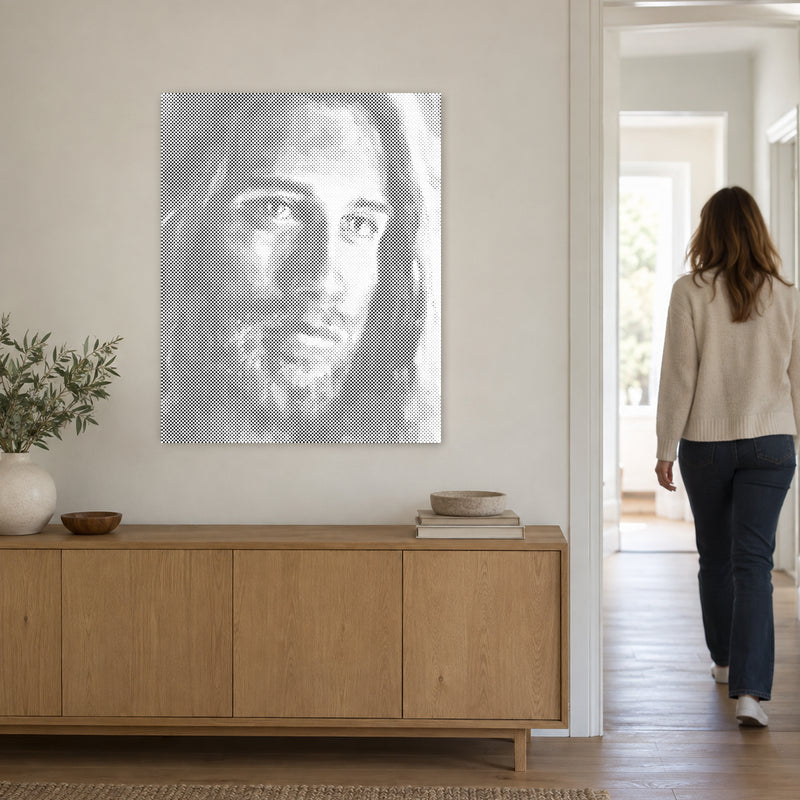 Prikmaleriet “Jesus Kristus”, på en lys væg med en person på vej gennem døren ved siden af.
