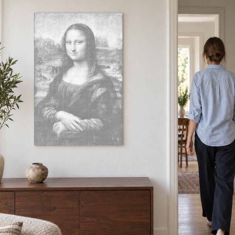 Prikmaleriet “Mona Lisa af Leonardo da Vinci”, på en lys væg med en person på vej gennem døren ved siden af.