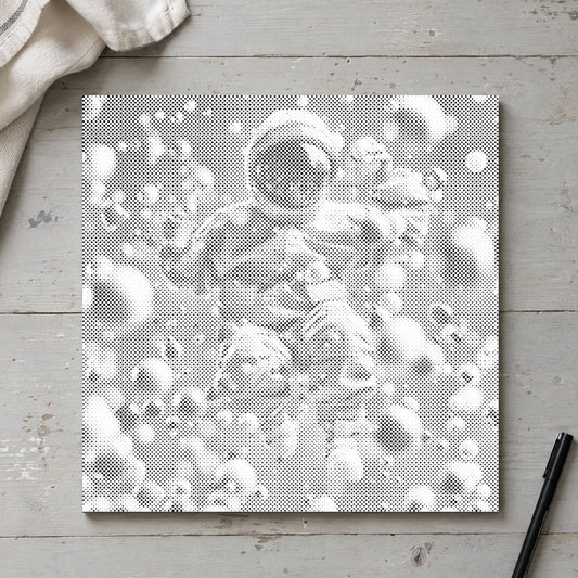 Prikmaleriet “Abstrakt astronaut”, set ovenfra på et arbejdsbord i blødt dagslys.