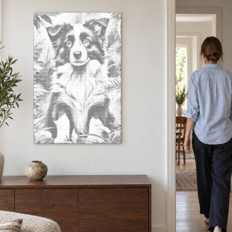 Prikmaleriet “Border Collie hvalp”, på en lys væg med en person på vej gennem døren ved siden af.
