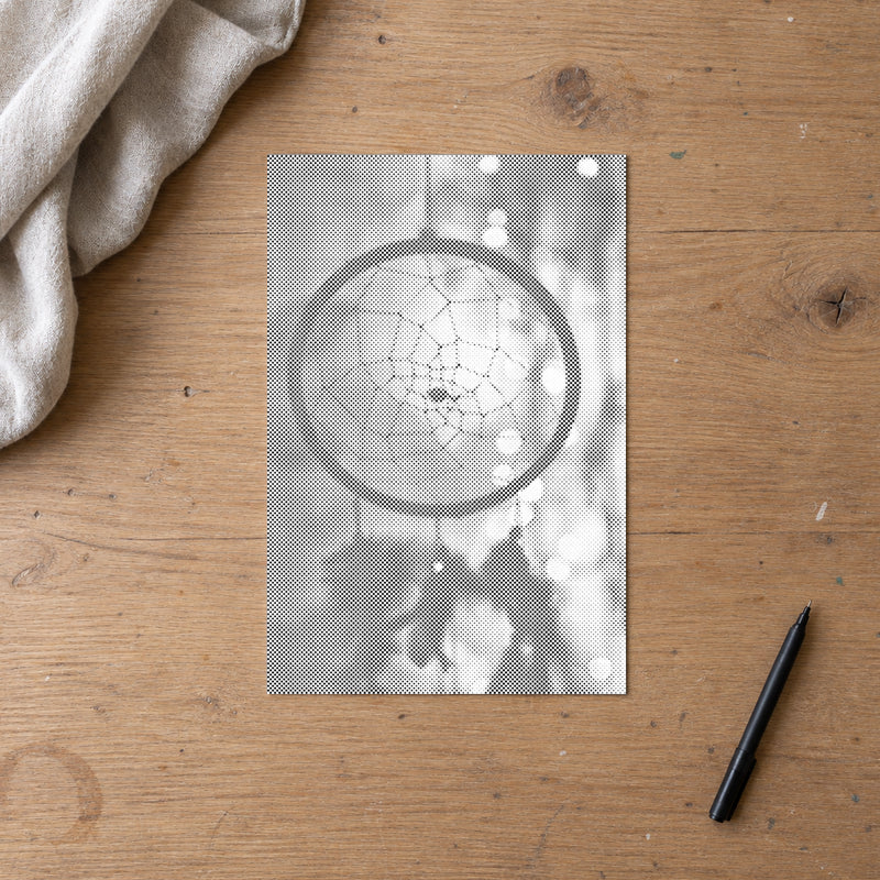 Prikmaleriet “Klassisk drømmefanger”, set ovenfra på et arbejdsbord i blødt dagslys.