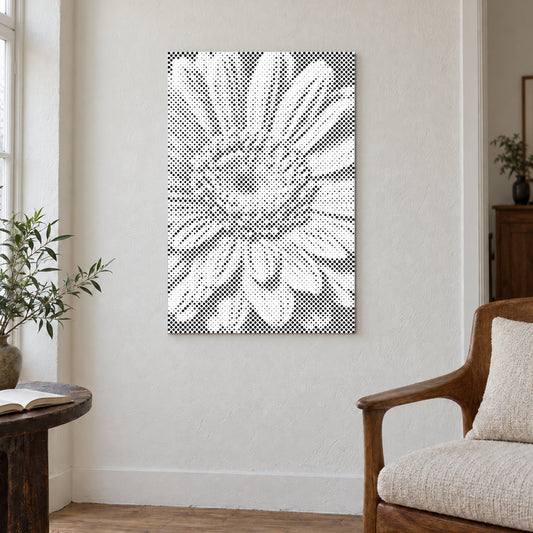 Prikmaleriet “Gerbera blomst”, på en lys væg i et rum med blødt dagslys.