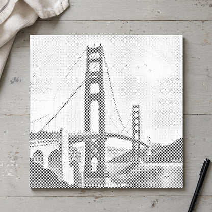 Prikmaleriet “Golden Gate Bridge”, set ovenfra på et arbejdsbord i blødt dagslys.