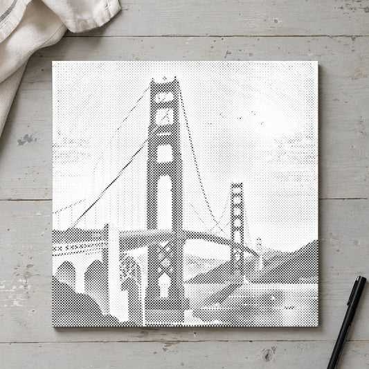 Prikmaleriet “Golden Gate Bridge”, set ovenfra på et arbejdsbord i blødt dagslys.