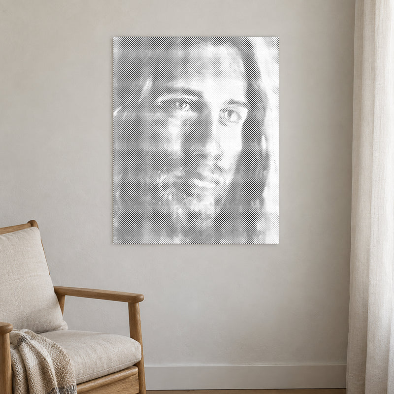 Prikmaleriet “Jesus Kristus”, på en lys væg i et rum med blødt dagslys.