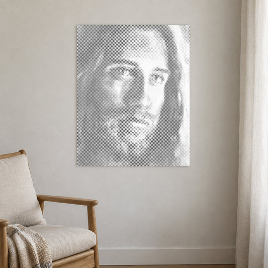 Prikmaleriet “Jesus Kristus”, på en lys væg i et rum med blødt dagslys.