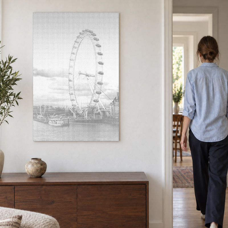 Prikmaleriet “London Eye”, på en lys væg med en person på vej gennem døren ved siden af.