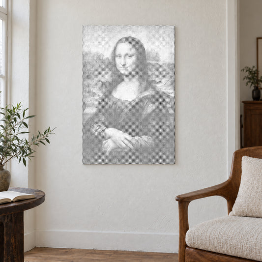 Prikmaleriet “Mona Lisa af Leonardo da Vinci”, på en lys væg i et rum med blødt dagslys.