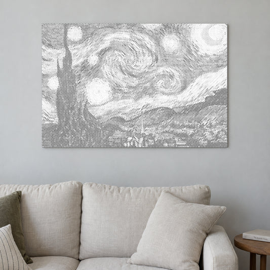 Prikmaleriet “Stjernenatten af Van Gogh”, på en lys væg i et rum med blødt dagslys.