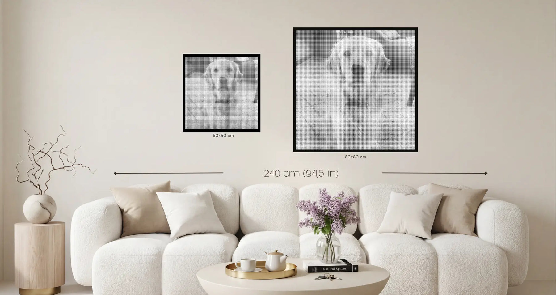 Firkantede prikmalerier i 50×50 cm og 80×80 cm vist i korrekt skala over en 240 cm bred sofa