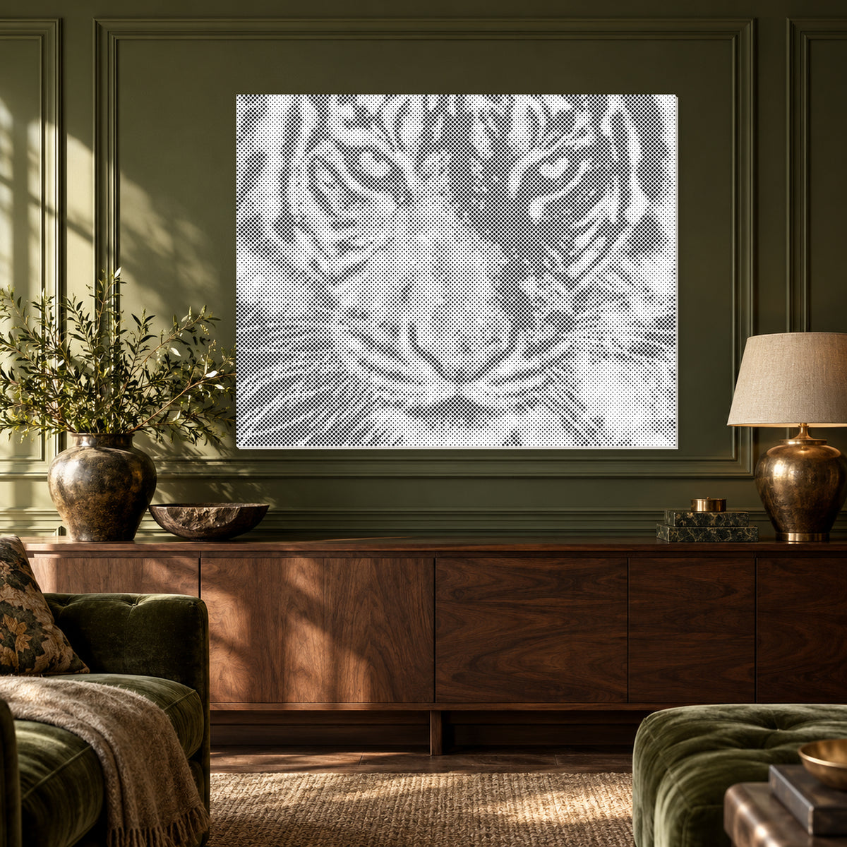 Vild majestæt: Prikmaleri af en tiger vist tæt på mod en olivengrøn panelvæg over en konsol i valnød.