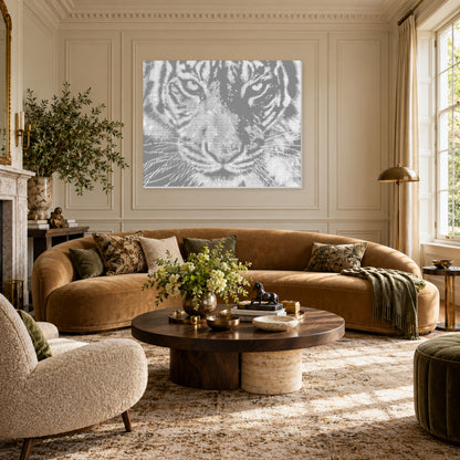 Vild majestæt: Prikmaleri af en tiger i en luksuriøs stue med elfenbensfarvede vægpaneler og en veloursofa.